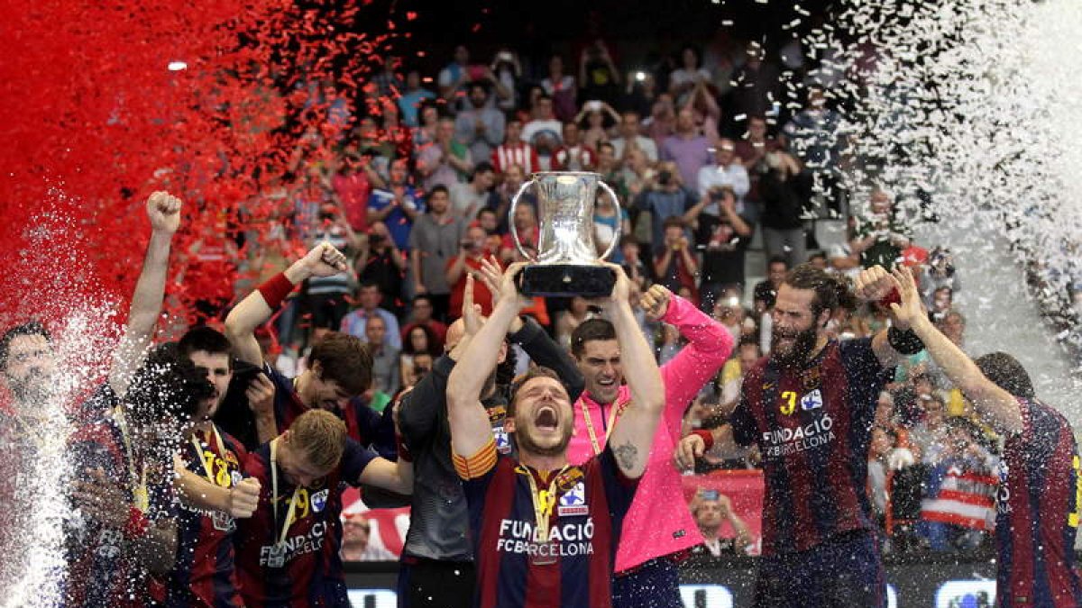 Los jugadores del Barcelona levantan el trofeo de campeones de la Copa del Rey.