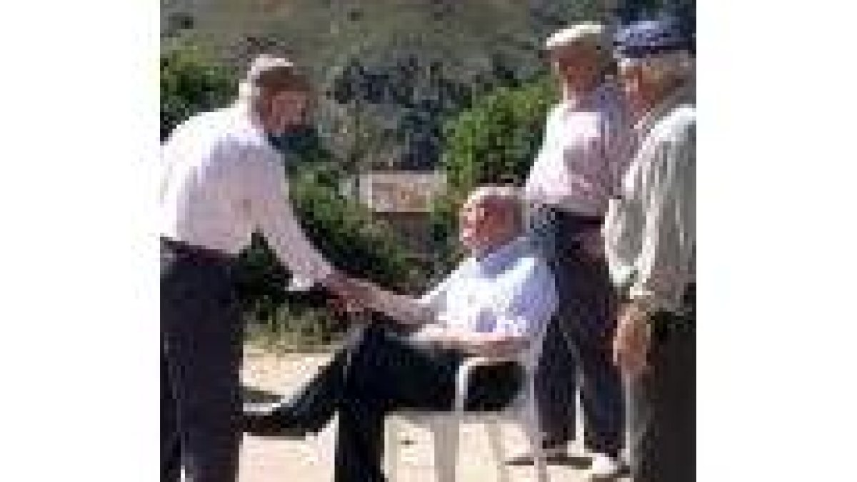 Paulino Rodríguez junto a sus antiguos alumnos de León
