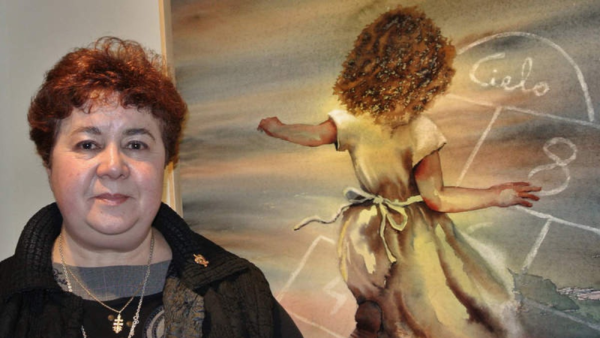 La artista Lola Catalá posa junto a una de sus obras.