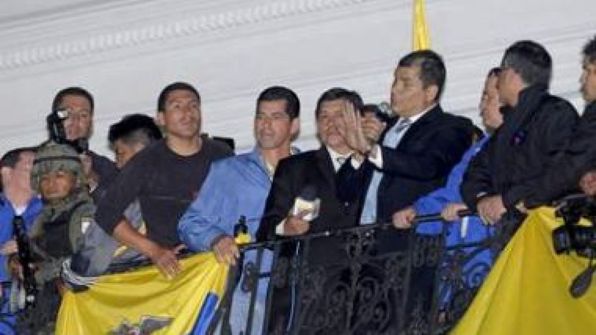 El presidente de Ecuador, Rafael Correa, se dirige a a sus simpatizantes desde el balcón del Palacio