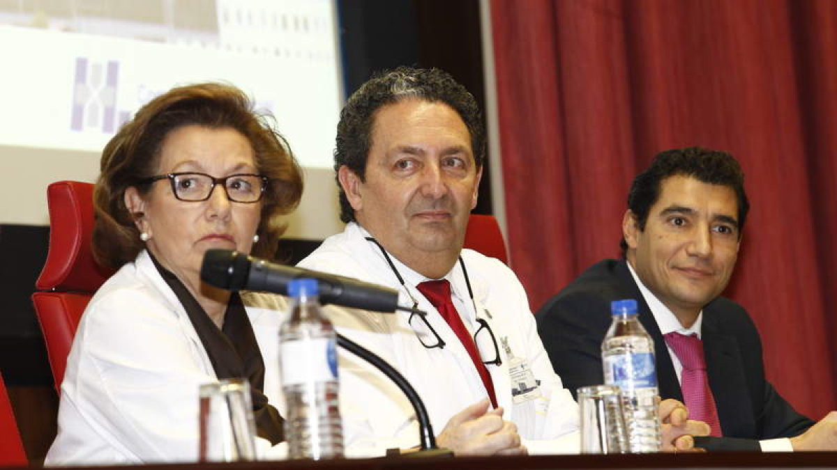 Pilar García, directora de Enfermería, Juan Luis Burón, gerente, y Javier Muñoz, de Aenor.