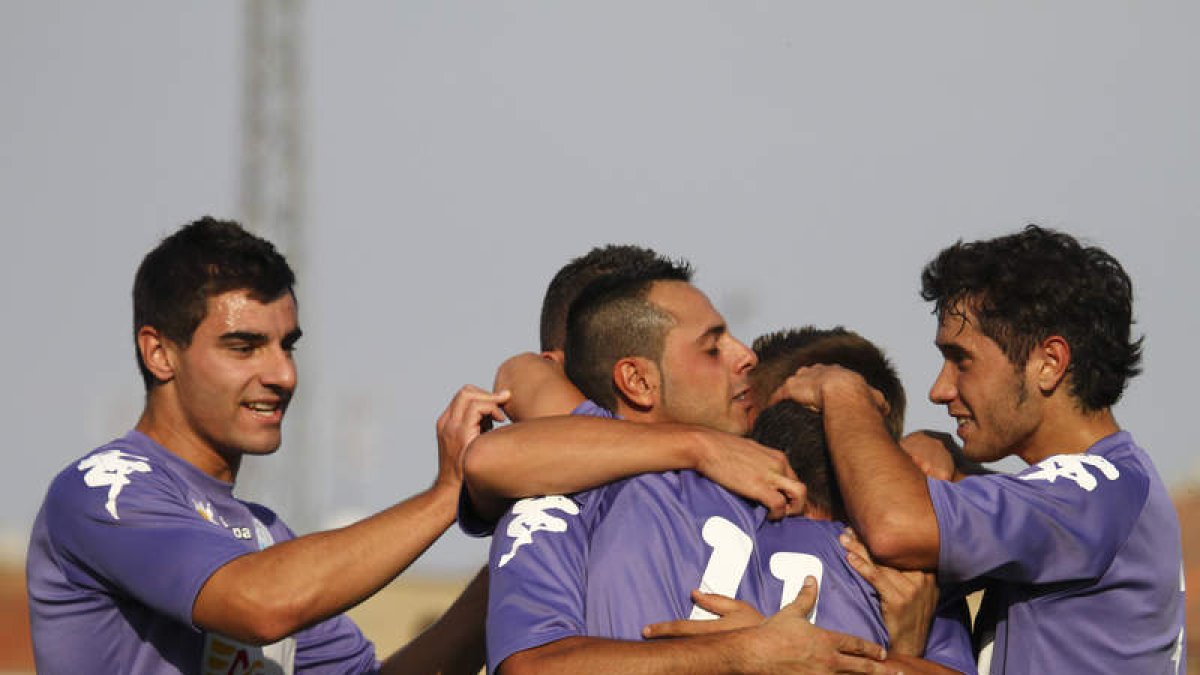 Los jugadores bañezanos celebran uno de sus goles.