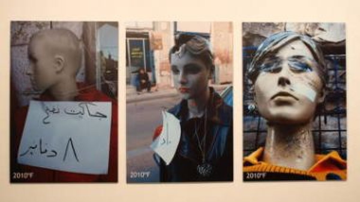 La exposición alterna series de fotografías con objetos y paneles con textos y citas.