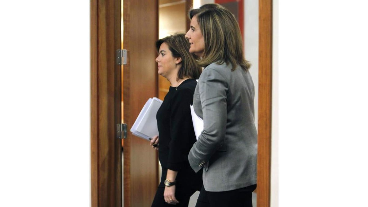 Sáenz de Santamaría y Báñez se dirigen a la rueda de prensa.