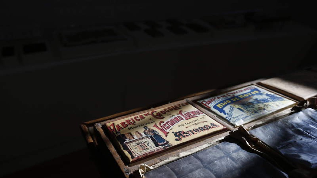 Tabletas de chocolate y sus envoltorios históricos