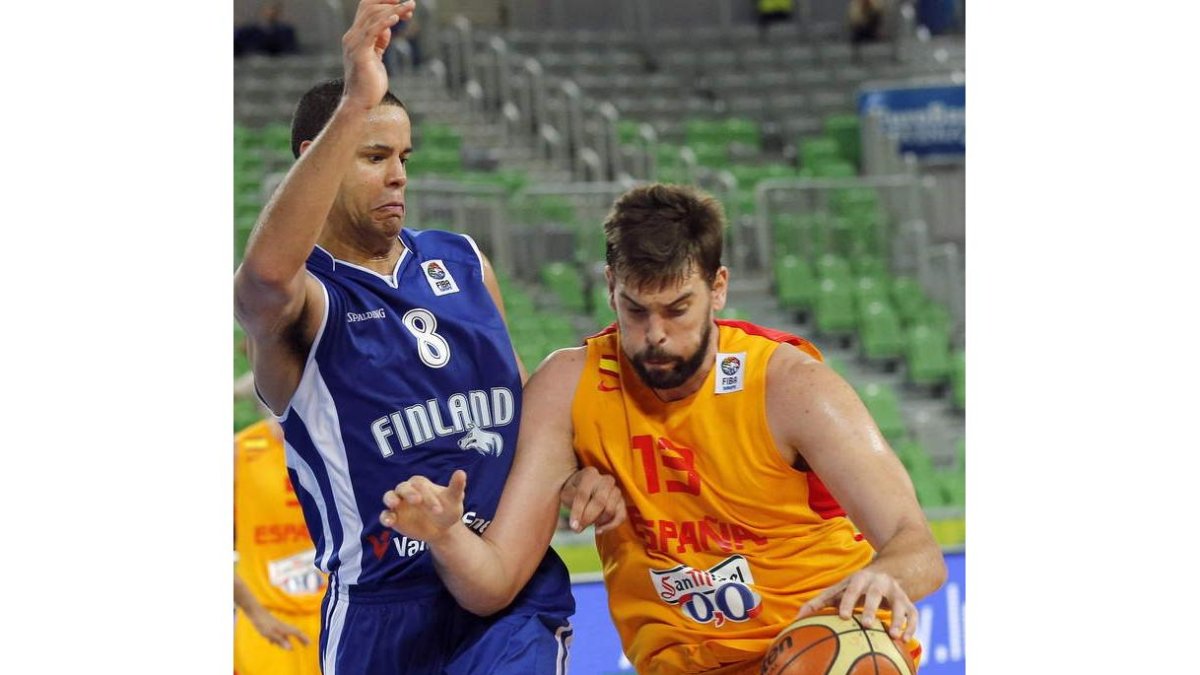 Marc Gasol intenta desbordar a Gerald Lee.