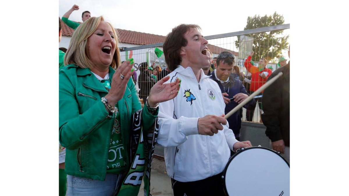La presidenta acompaña a Tornadijo celebrando el éxito.
