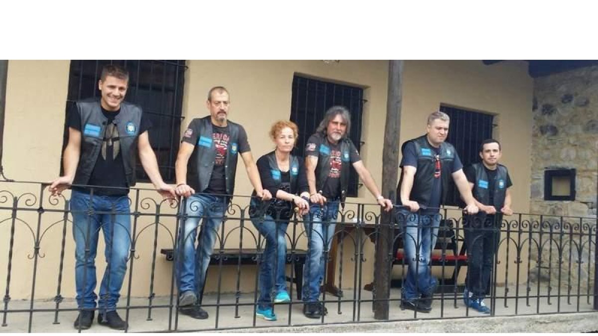 Moteros del Club Espartanos han impulsado la restauración. DL