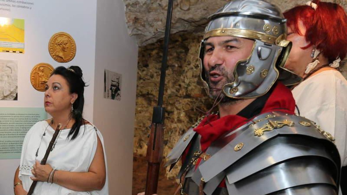 Romanos convertidos en guías en el Centro de Interpretación del León Romano.