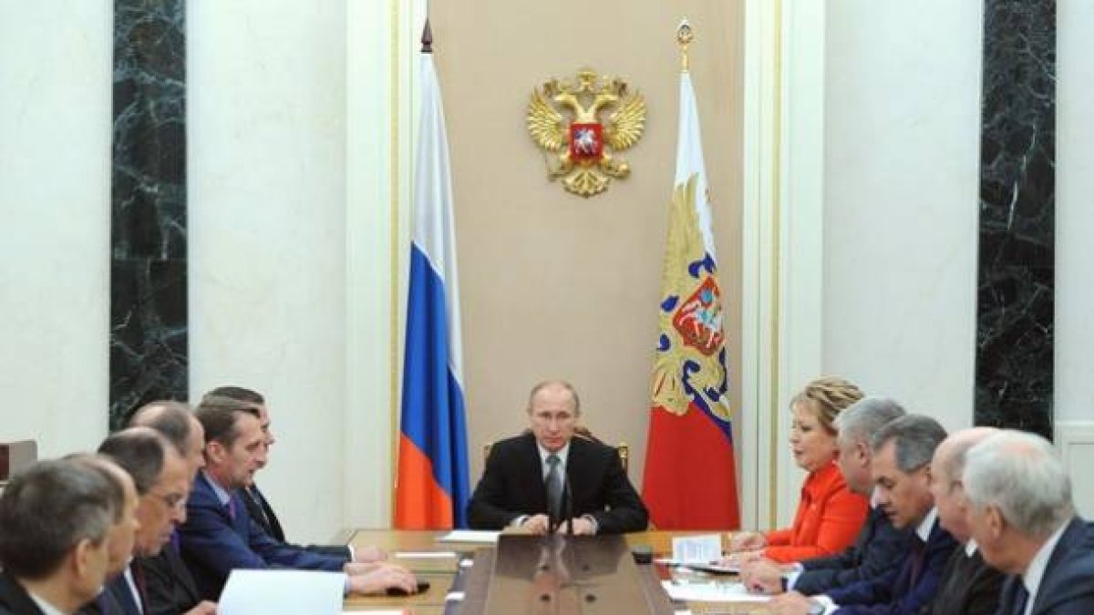 Putin durante un encuentro con sus ministros en el Kremlin.