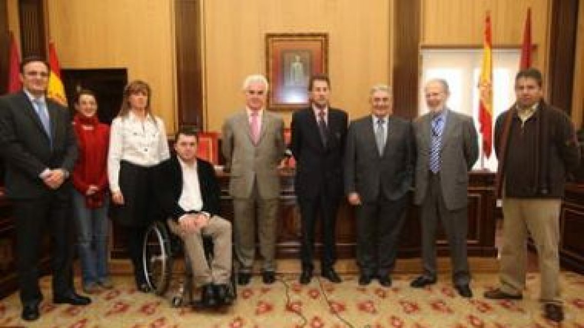 Cabezas, tercera por la izquierda, junto a los representantes de los organismos del pacto local por