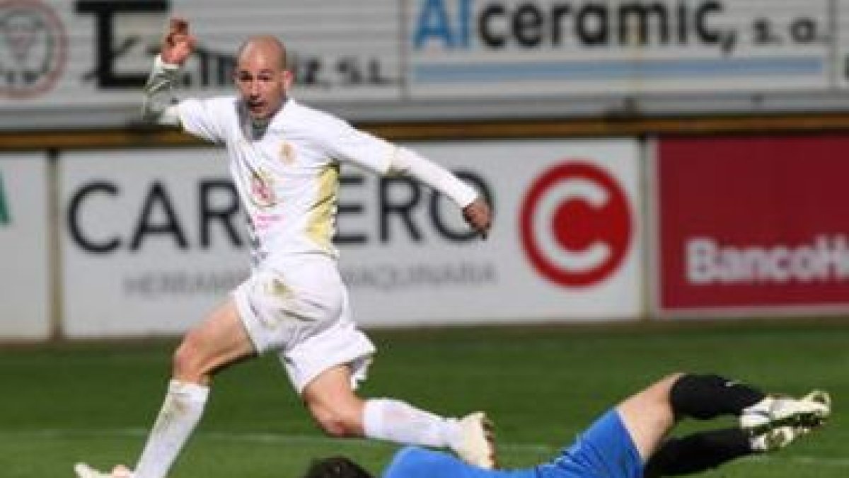 Los goles de Jito son necesarios para conseguir hoy una victoria vital frente al Izarra.