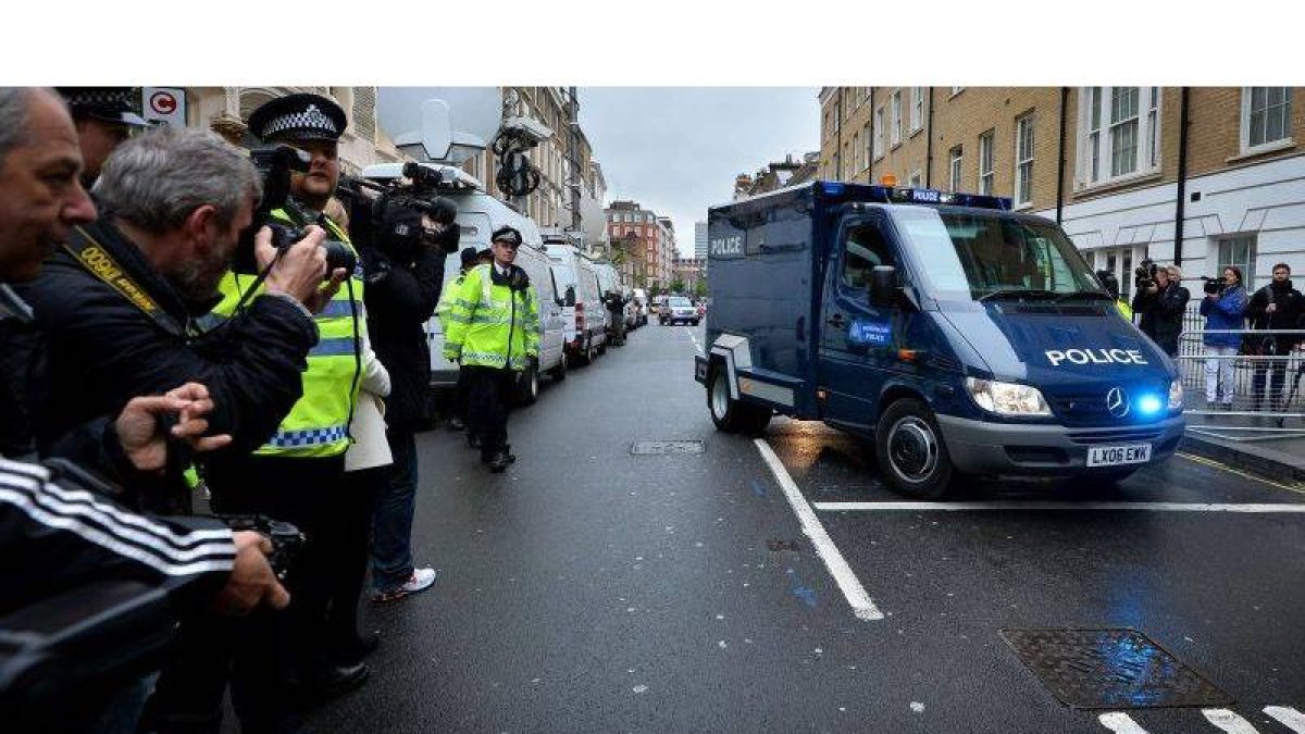 La Policía traslada al sospechoso Michael Adebowale.
