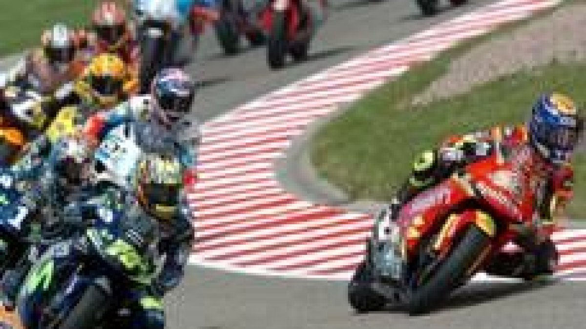 Pedrosa, a la derecha, toma una curva durante la disputa del gran premio del pasado domingo