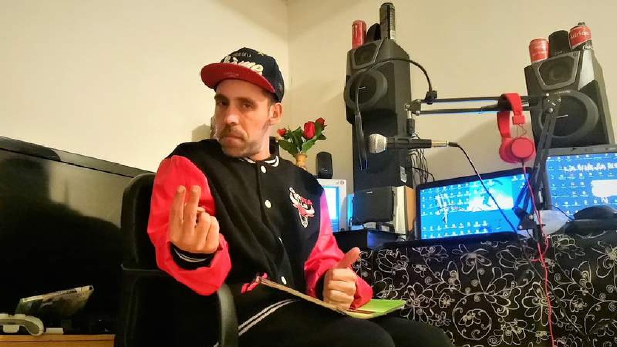 Adrián, en el estudio de grabación que ha montado en su propia casa, en Fabero. EL SEXTO ELEMENTO