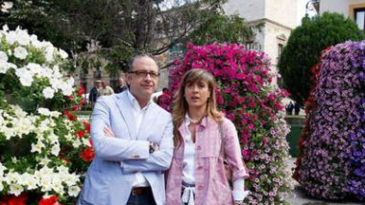 Chamorro y Cabezas, ante las jardineras móviles.
