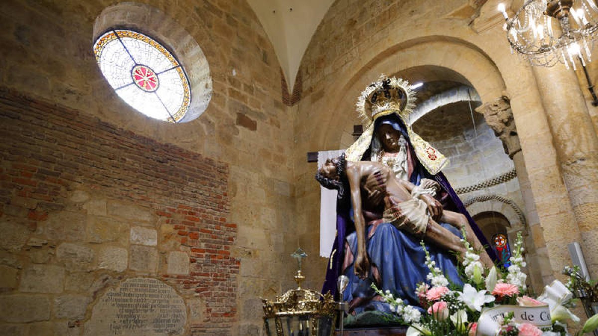 La Virgen del Mercado, la Antigua del Camino, una devoción milenaria en la ciudad. De autor desconocido, sólo se sabe que está hecha en madera de peral, que mide 130 centímetros y pesa 180 kilos. Pero su escultor, magistral, dejó como legado una obra excepcional con algunos detalles que la hacen además única.