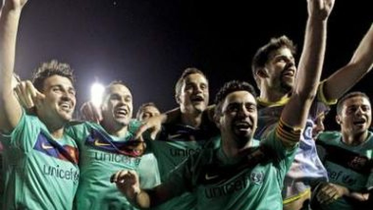 Los jugadores del Barça celebran el título de Liga, tras el empate conseguido ante el Levante.