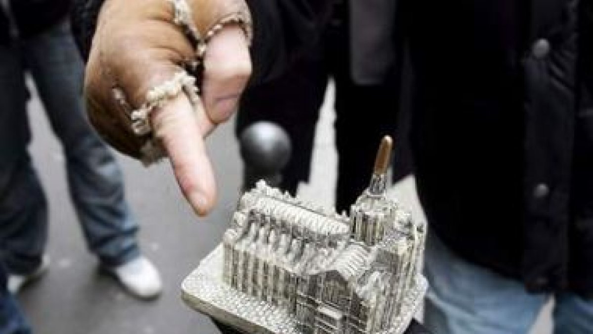 El arma de la agresión, una réplica del Duomo de Milán
