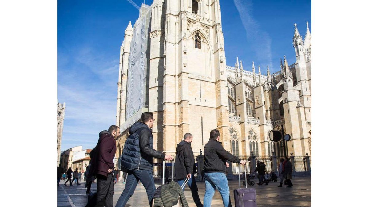 Turistas a los pies de la Catedral de León. FERNANDO OTERO