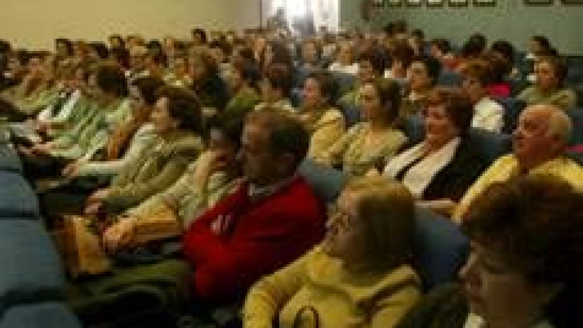 Las asistentas a la charla sobre la gestión de recursos para las masectomizadas