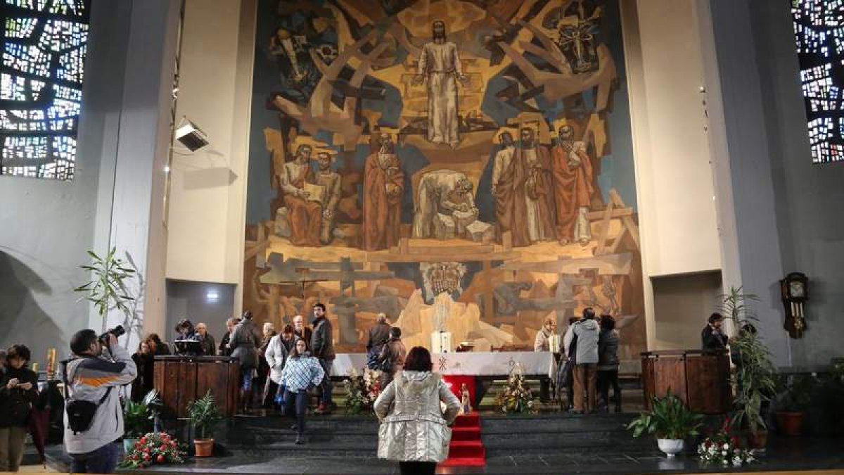Parte de los participantes en la ruta por la obra de Vela Zanetti en León, ante el gran mural de Jesús Divino Obrero.