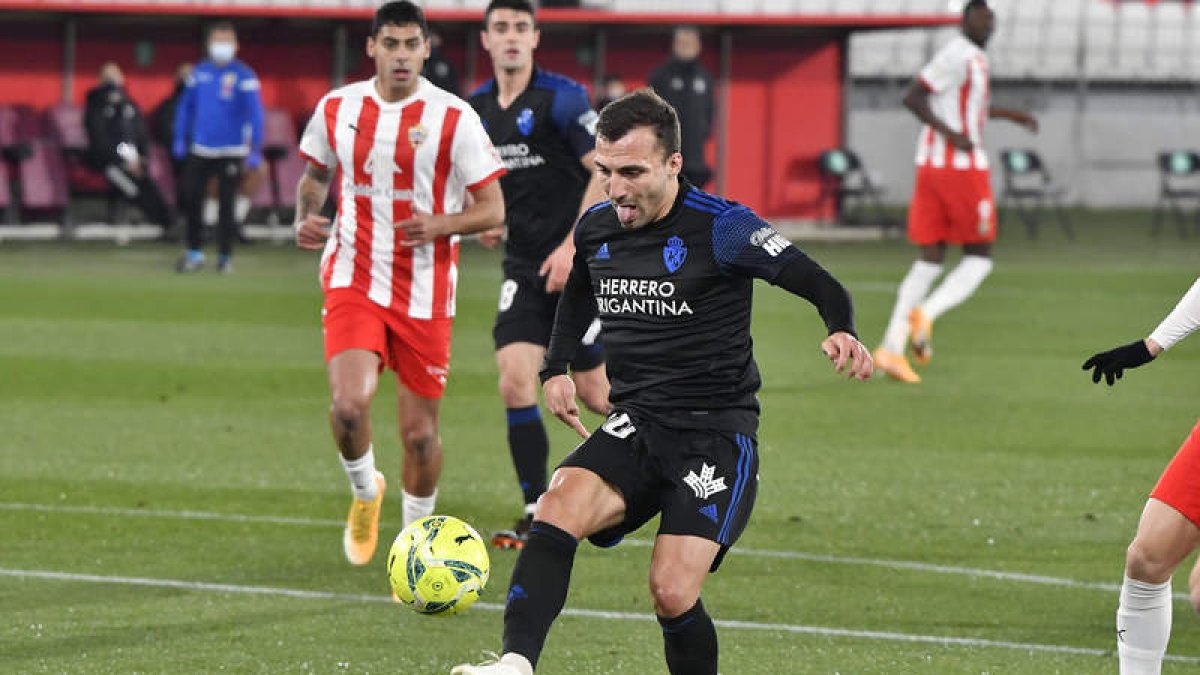 Pablo Valcarce vio la quinta tarjeta amarilla en La Romareda y no podrá jugar contra el Alcorcón. LOF