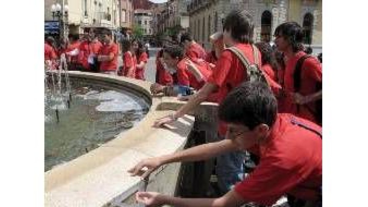 Uno de los alumnos participantes utiliza un cartabón para calcular el perímetro de la fuente