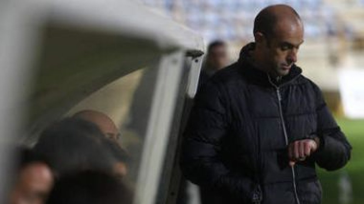 El entrenador de la Cultural mira su reloj en un partido.