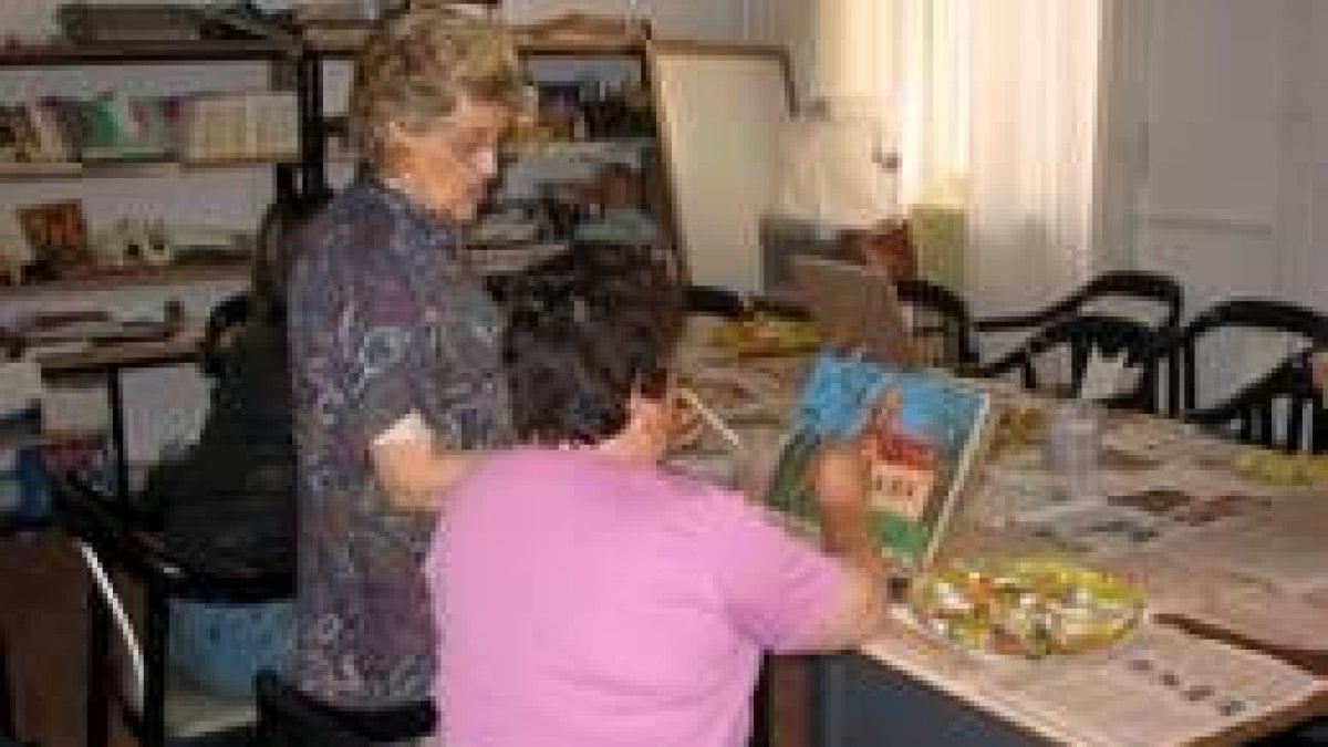 La imagen muestra una de las clases de pintura a las que asisten habitualmente los socios de Alfaem
