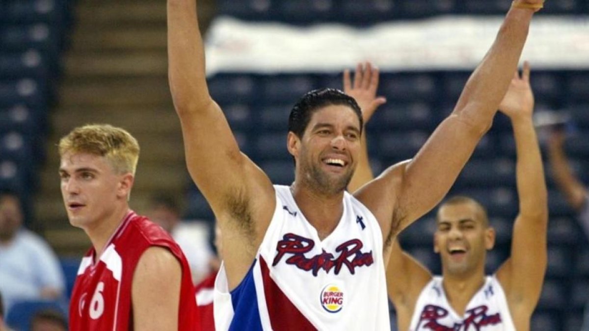 El exjugador puertorriqueño, José 'Piculín' Ortiz, celebra una canasta de su equipo en el Mundial de Indianápolis del 2002.