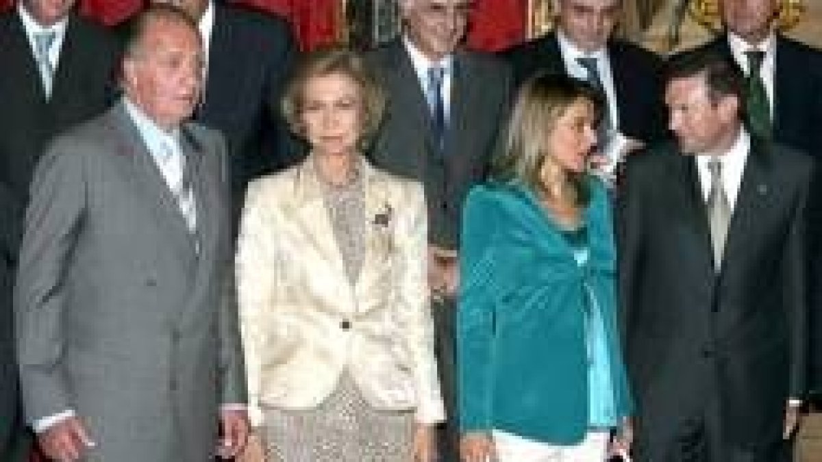 Doña Letizia conversa con Ibarretxe, en presencia de los Reyes