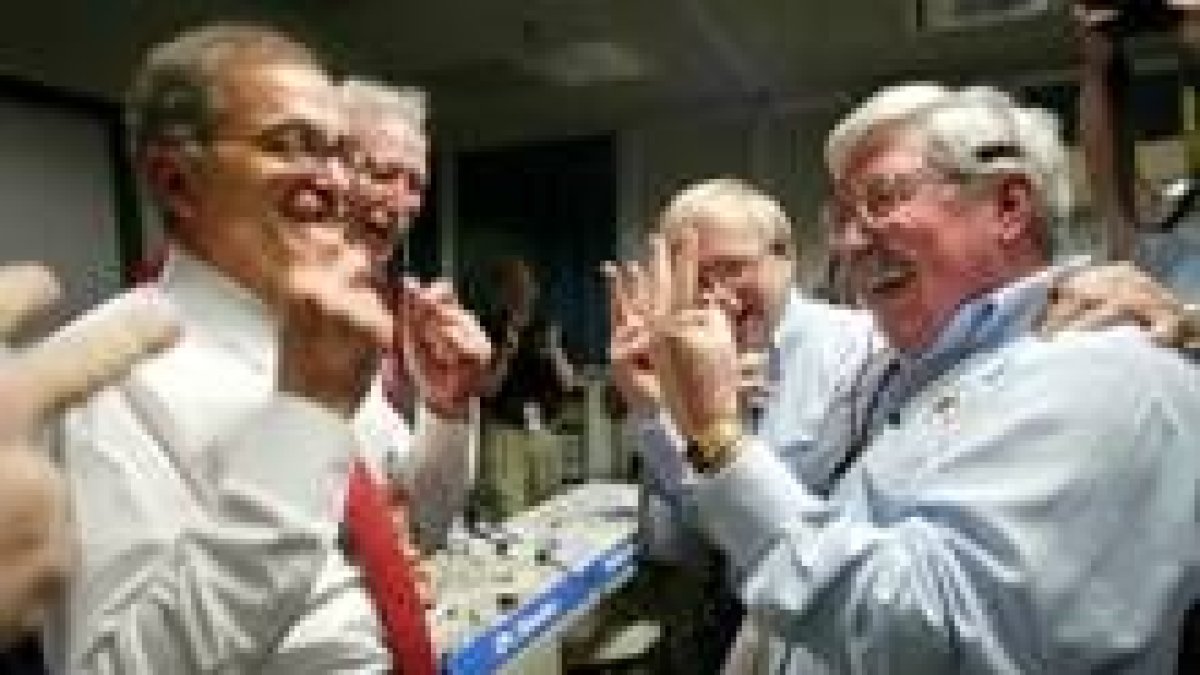 Muestras de júbilo entre los científicos de la Nasa al terminar con éxito la misión espacial