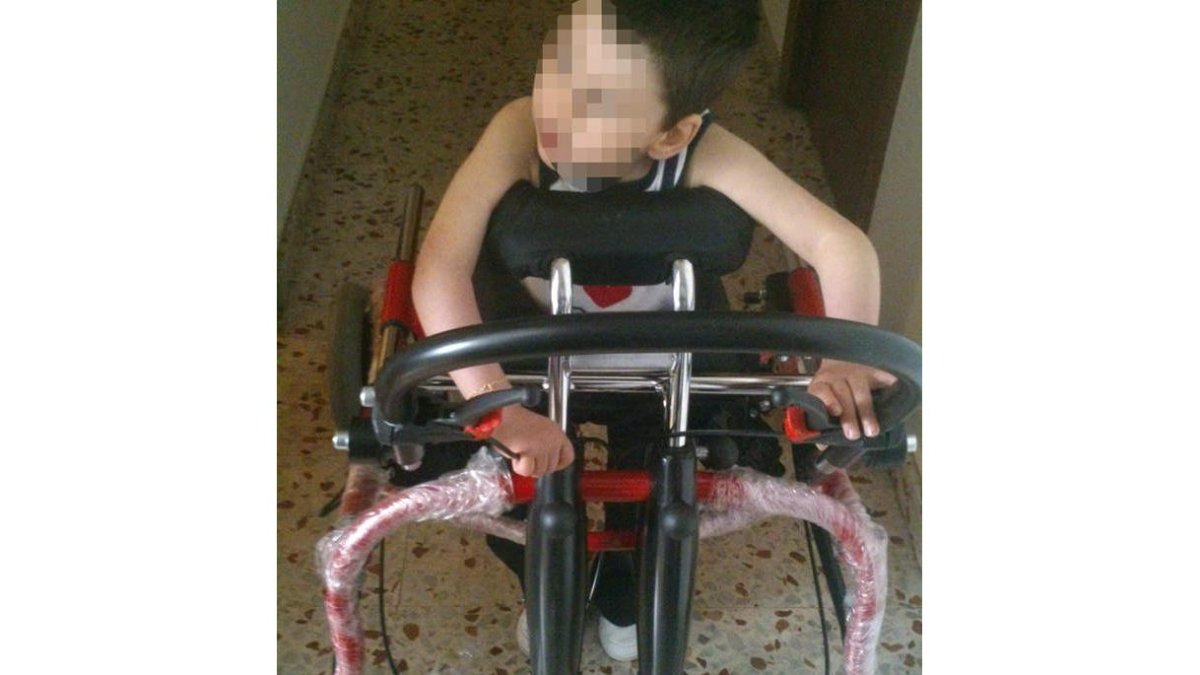 Alejandro utilizando su andador especial.