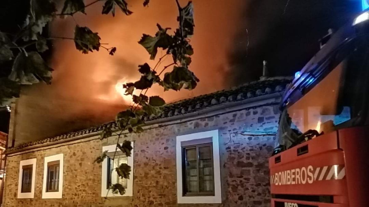 La casa en la que los tuvieron tuvieron que sofocar un incendio en Castrillo de los Polvazares. DL