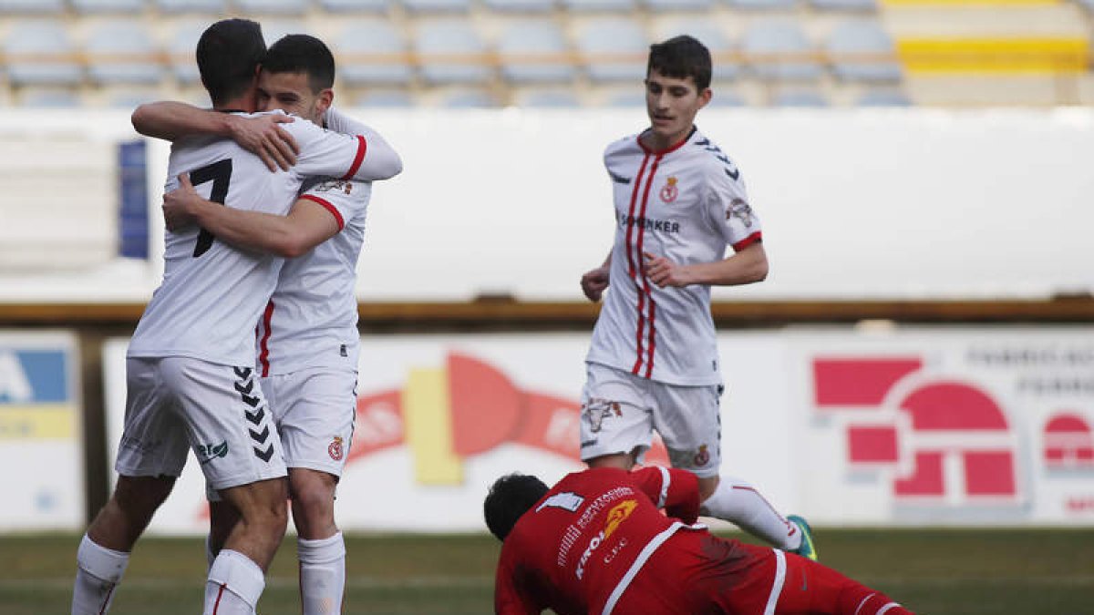 Julen Colinas y Gallar se abrazan ante el portero visitante Alberto y el culturalista Toni para festejar el gol que abrió el marcador en el Reino de León. JESÚS F. SALVADORES