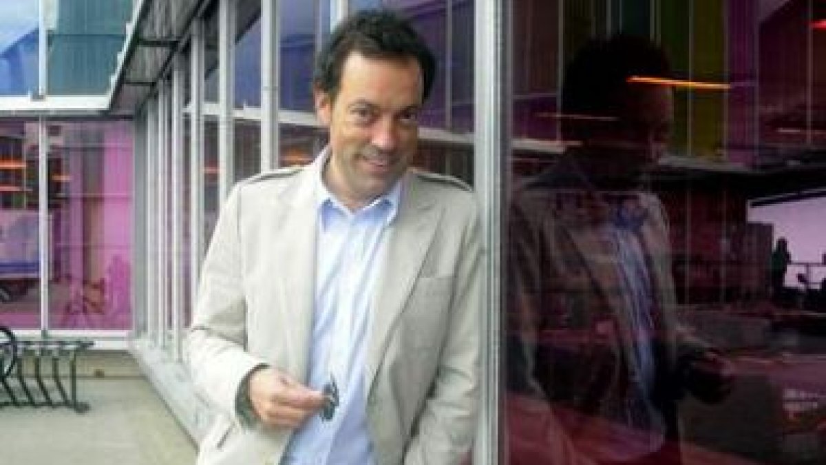 El cantante leonés firma hoy copias de su nuevo trabajo en El Corte Inglés.