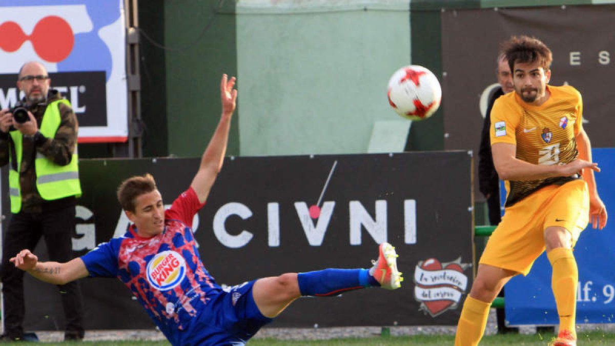 Andy marcó el gol de la victoria berciana, pero el colegiado pitó el final del partido justo cuando el centrocampista dispara a portería. ANTONIO TANARRO
