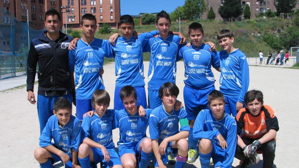 Formación del equipo del Cacabelense que milita en la categoría infantil.