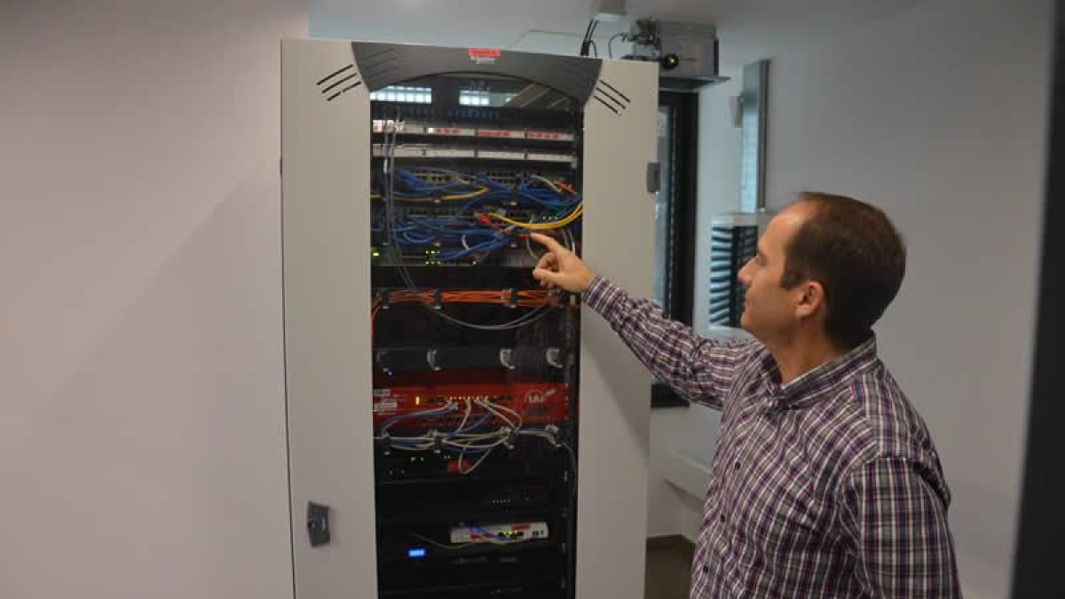 El jefe de Informática del Ayuntamiento, Jesús de Celis, muestra los servidores de correo.