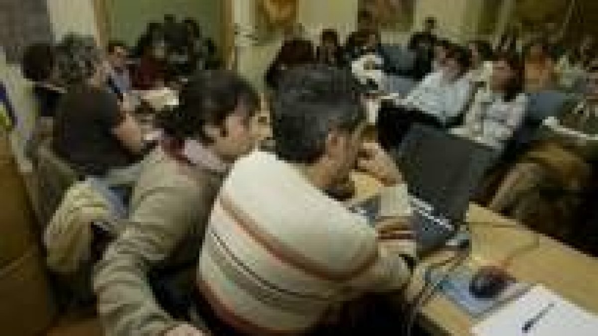 José Manuel Mures lee las preguntas que los internautas de todo el mundo enviaron al famoso grupo