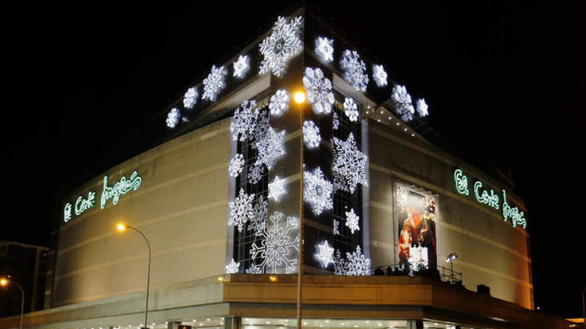El Cortés Inglés encendió en la tarde de ayer la iluminación navideña.