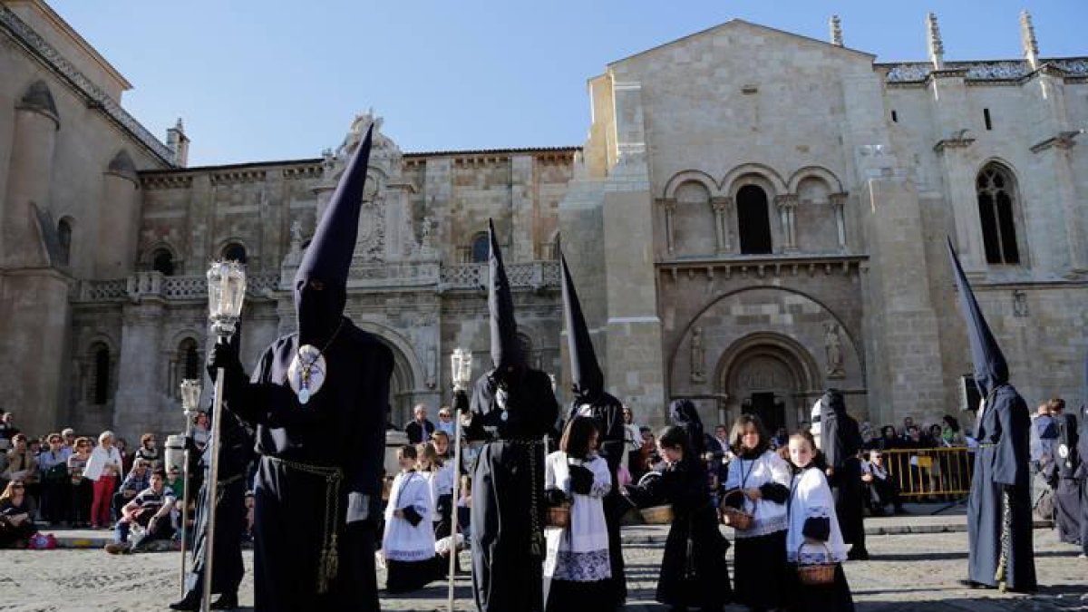 Procesión Jesús de la Esperanza, organizada por el Sacramentado, a su paso por San Isidoro.