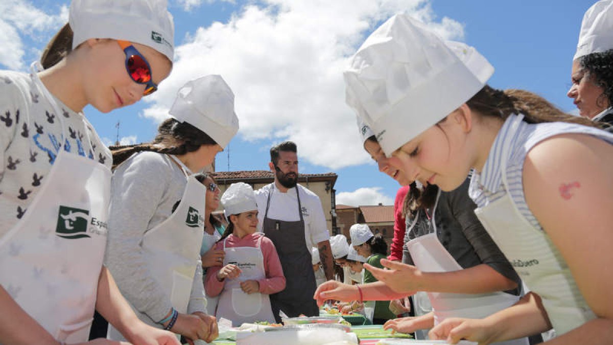 Imagen del chef Peña, ayer, junto a algunos de los participantes en ‘Cocina en familia’. SECUNDINO PÉREZ