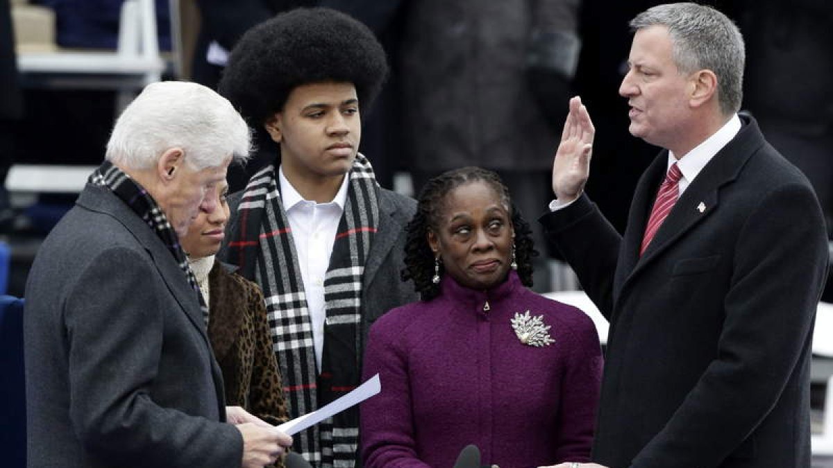 De Blasio jura su cargo sobre una biblia ante el expresidente Bill Clinton.