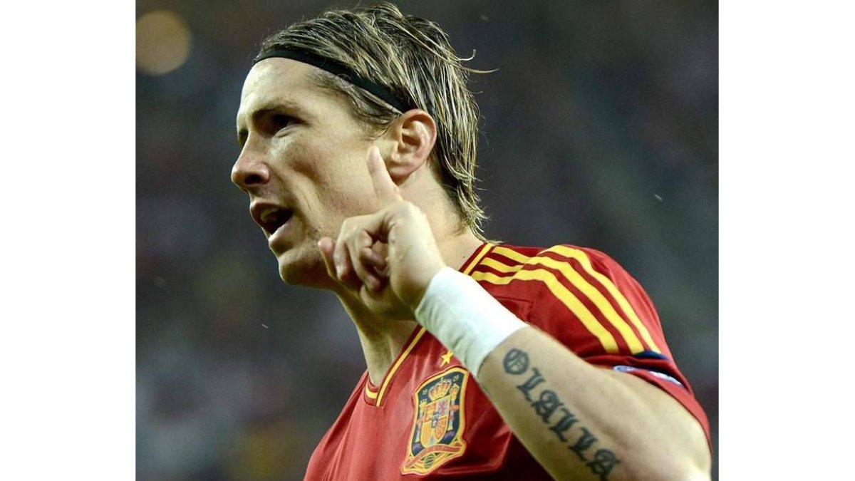 El delantero español Fernando Torres celebra el primer gol conseguido ante la selección de Irlanda