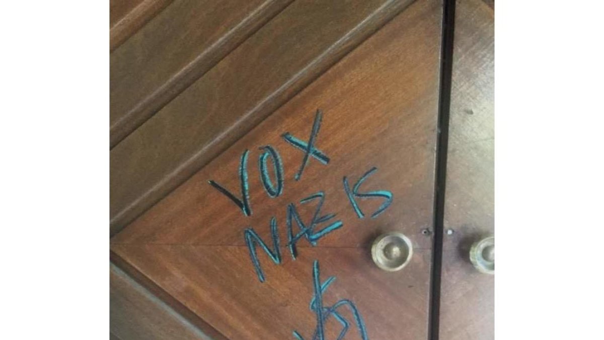 Mensaje grabado en la puerta de la sede de Vox León. DL