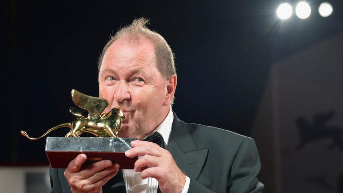 El realizador sueco Roy Andersson al recibir el León de Oro de la Mostra.