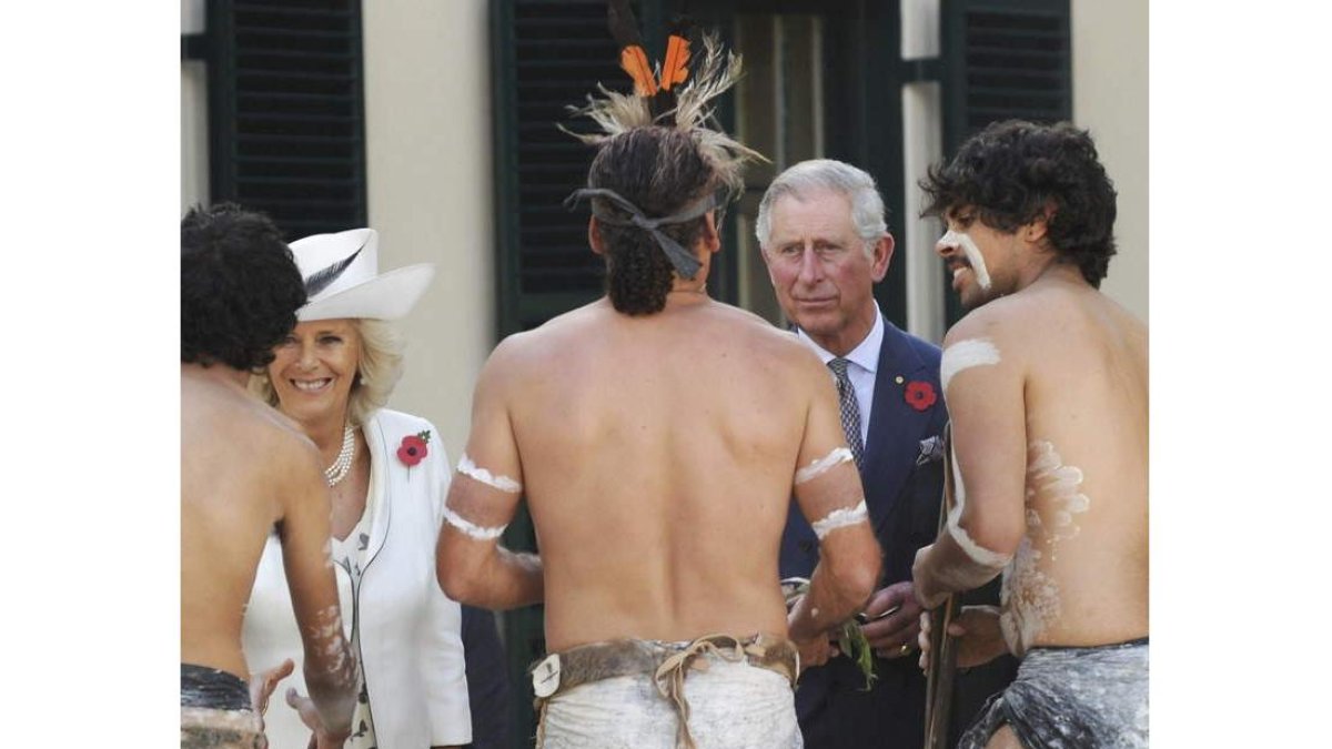 El príncipe Carlos de Inglaterra y su esposa Camila, en una ceremonia tradicional indígena de bienvenida en Australia
