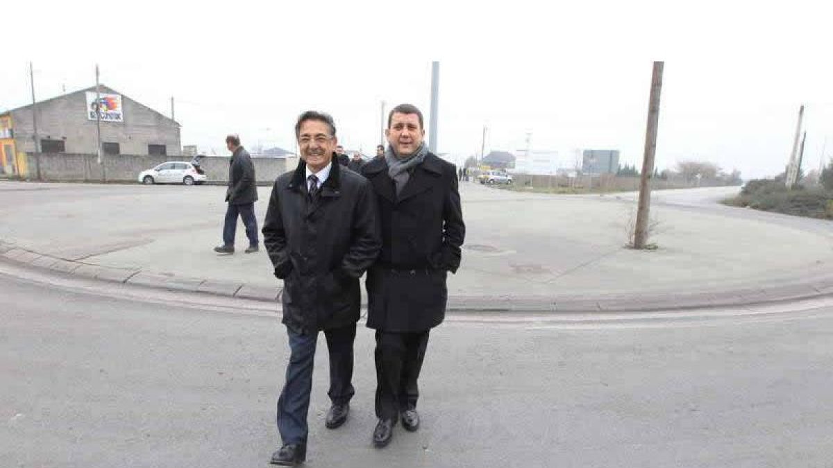 El director general de Transportes de la Junta, el alcalde y alguno de sus concejales visitaron ayer el vial de acceso al Cylog.